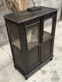 Oud Vitrinekastje, smal, Gebobbeld Glas, Zwart met Mooie Patina 147426