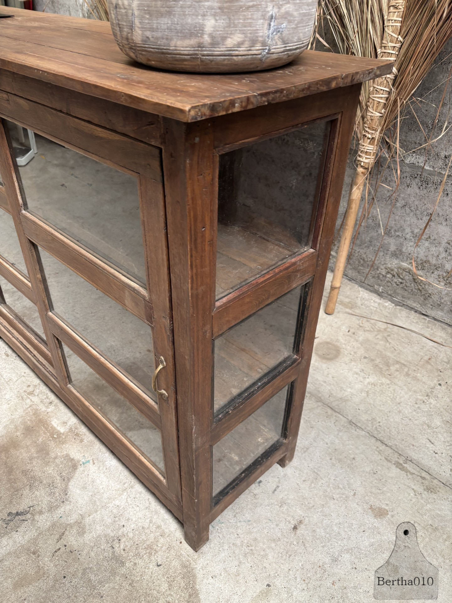 Prachtig oud dressoir  lengte 233 cm