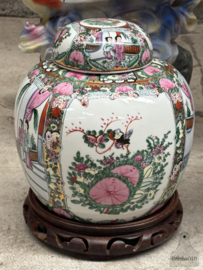 Handbeschilderde Famille Rose Gemberpot op handgesneden sokkel 147972