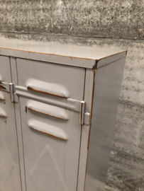 Oude locker grijs (146237) verkocht