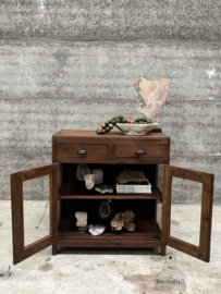 Unieke vitrine met oud gebobbeld glas, twee lades en aan 3 zijdes glas 147663