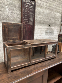 Antieke houten vitrinekast met glazen wanden en kleppen 147726 verkocht