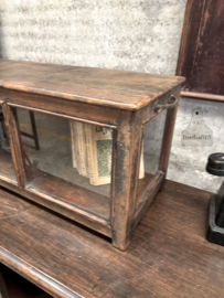 Antieke houten vitrinekast met glazen wanden en kleppen 147726 verkocht
