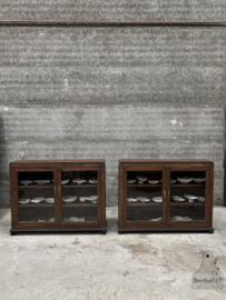 Twee smalle houten vitrines – vroeg 20e eeuw – winkelafkomst 147846 845