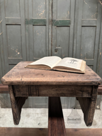 Antieke houten schoolbankjes  80 tot 100 jaar oud 148168