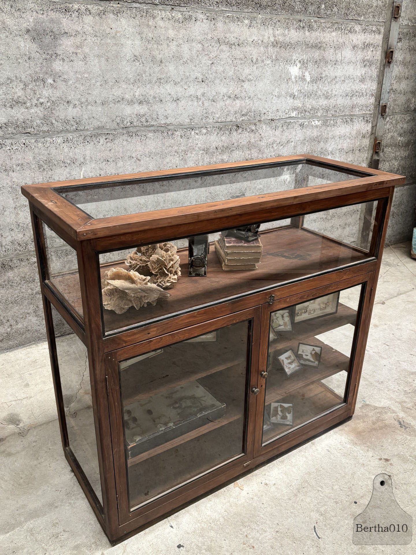 Prachtig antiek dressoir vitrine  museumstuk uit de jaren 30 147453
