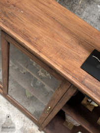 Antieke houten winkeldressoir van glas  147671 verkocht