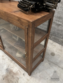Antieke houten winkeldressoir van glas 147689 verkocht