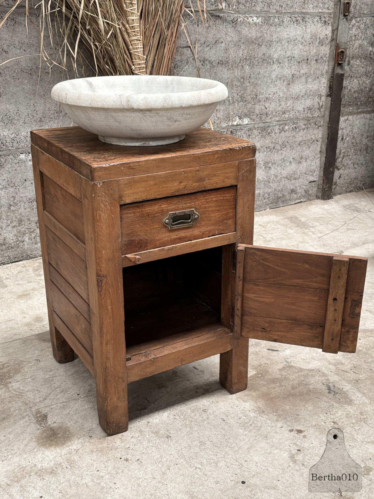 Antiek robuust houten kastje functioneel tijdloos design 147461