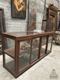 Jaren 20 museumkast een eyecatcher in glas en hout 147840 ..verkocht