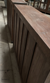 Twee smalle houten vitrines – vroeg 20e eeuw – winkelafkomst 147846 845