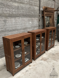 Drie antieke identieke Engelse vitrinekasten 147880 881 882 verkocht
