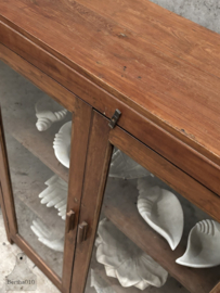 Drie antieke identieke Engelse vitrinekasten 147880 881 882 verkocht