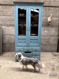 Karaktervolle Engelse hoge vitrinekast  264 cm ca 1920 147890