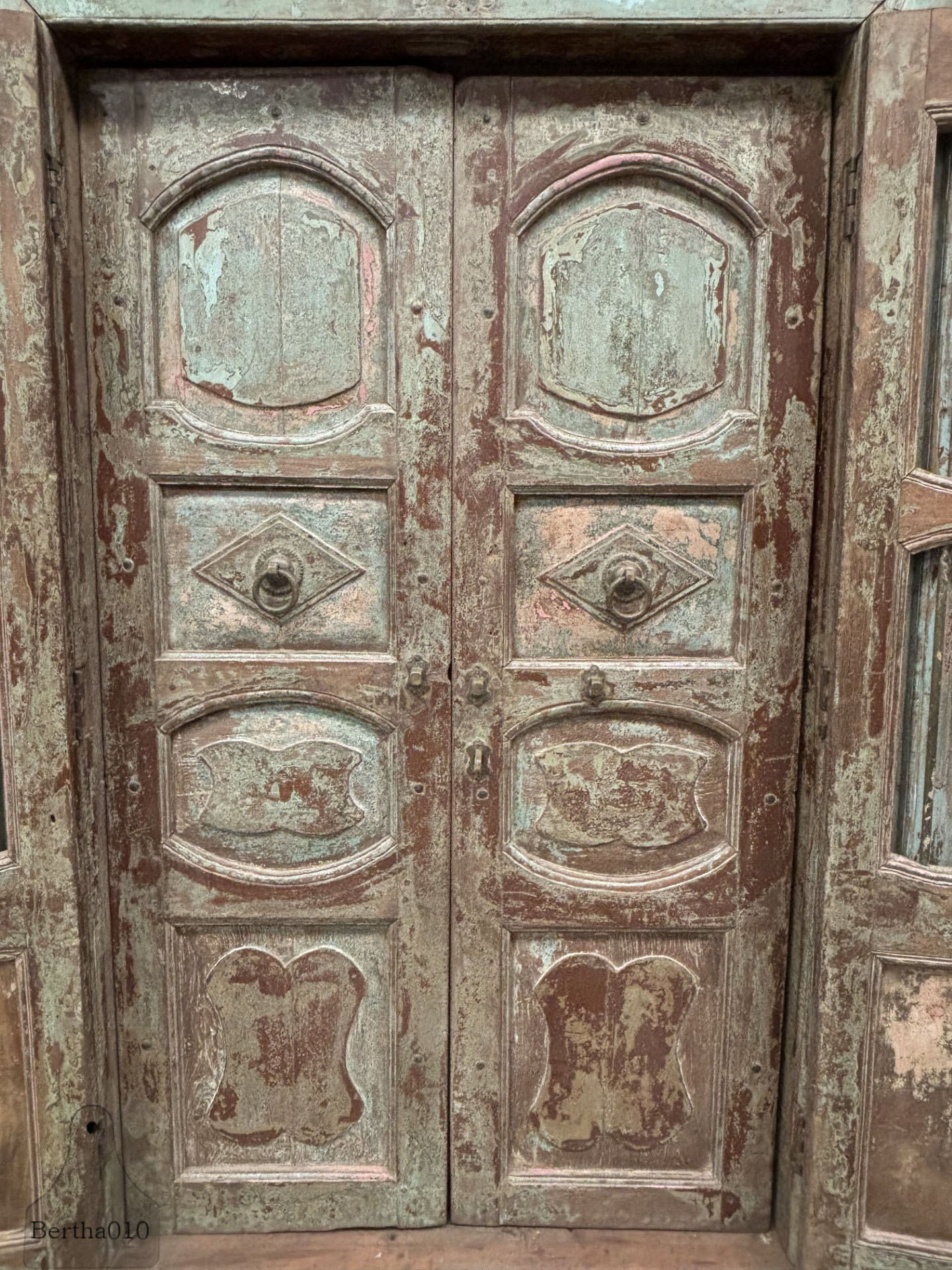 Grote honderden jaren oude Oosterse poort 147492