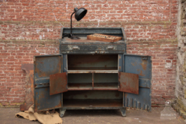 Oude ijzeren fabriekskast (136183) verkocht