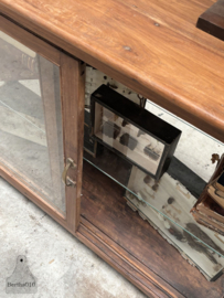 Antieke houten winkelvitrine met glazen schuifdeuren 148078