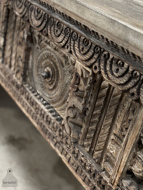 Unieke handgesneden Oosterse sidetable een meubel met ziel 147769