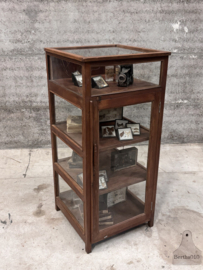 Oud Engels vitrine museumkast (147236)