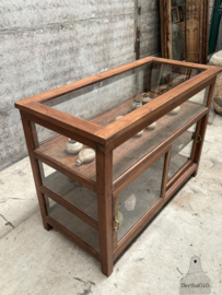 Antieke vitrinekast museumstuk in topkwaliteit 147859