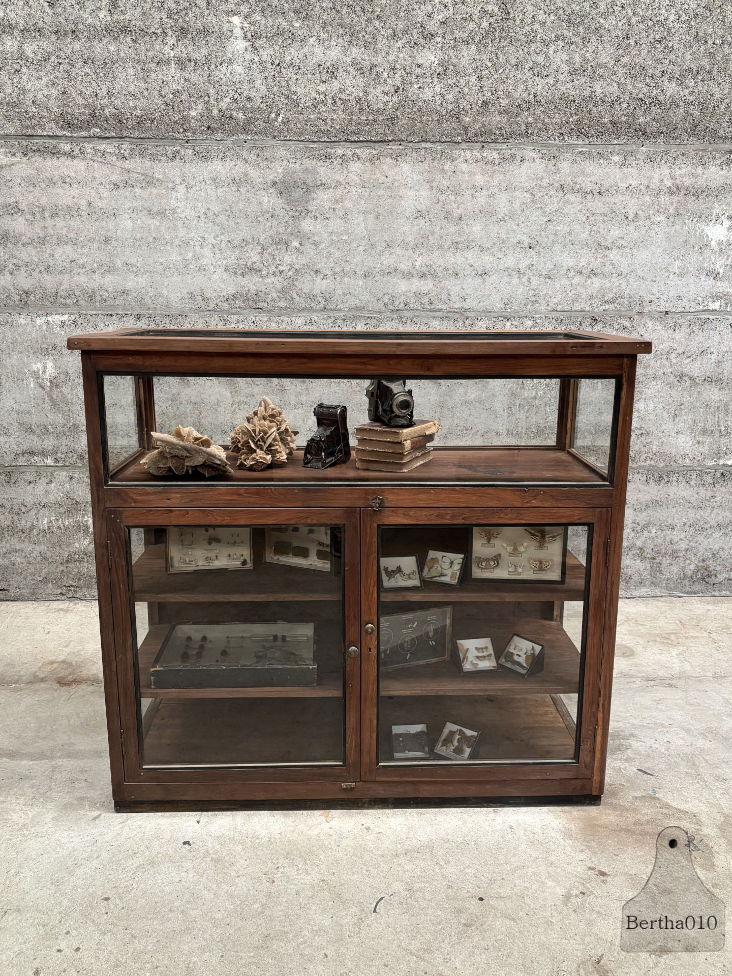 Prachtig antiek dressoir vitrine  museumstuk uit de jaren 30 147453
