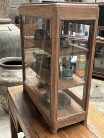 Oud Engels vitrinekastje charmant en sfeervol 147875 verkocht