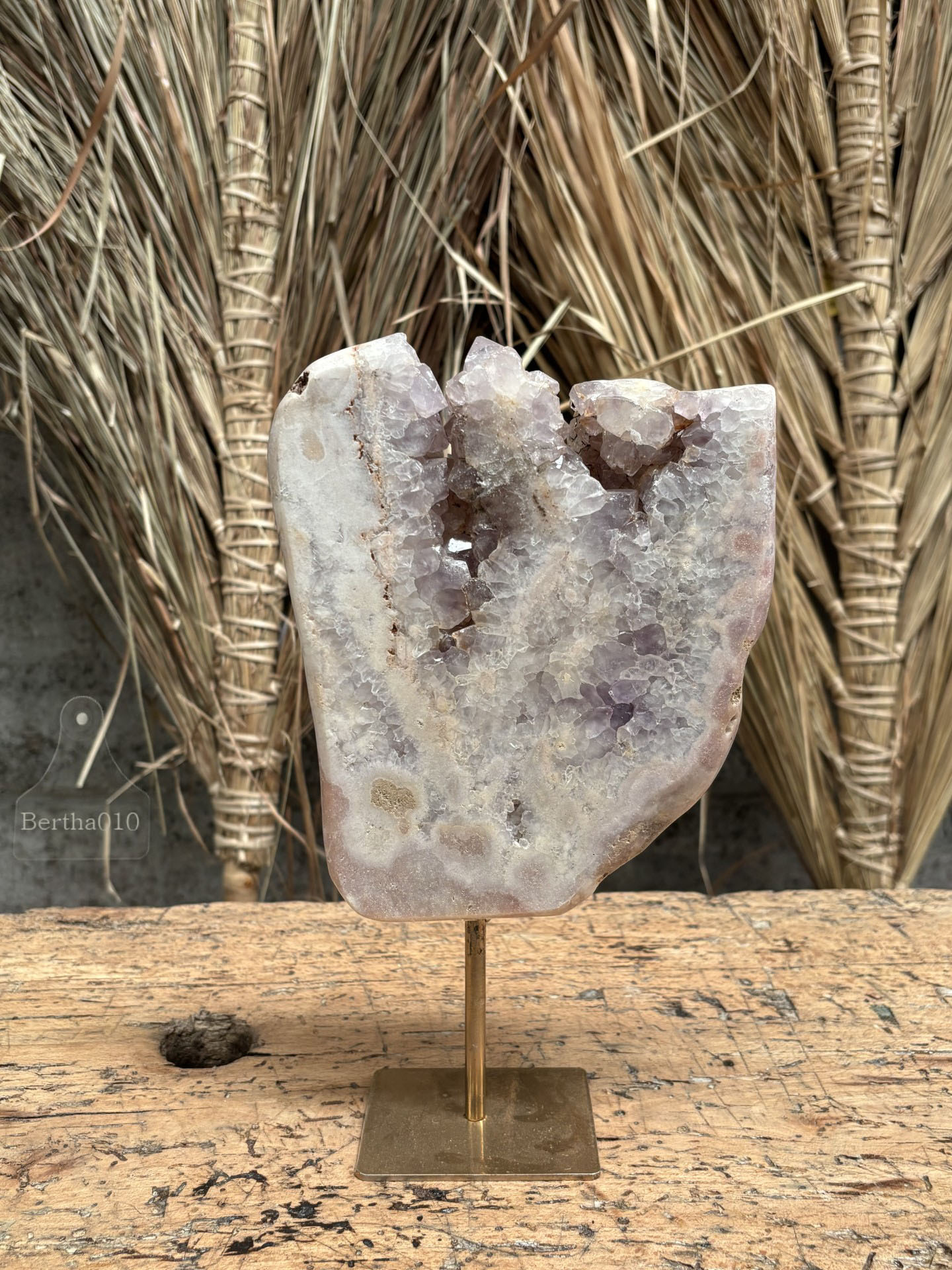 Roze amethist op gouden standaard 147389b  hoogte 30 cm