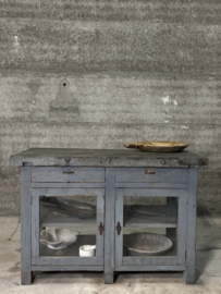 Oude werkbank uit naaiatelier glazen vitrine keukeneiland 147823