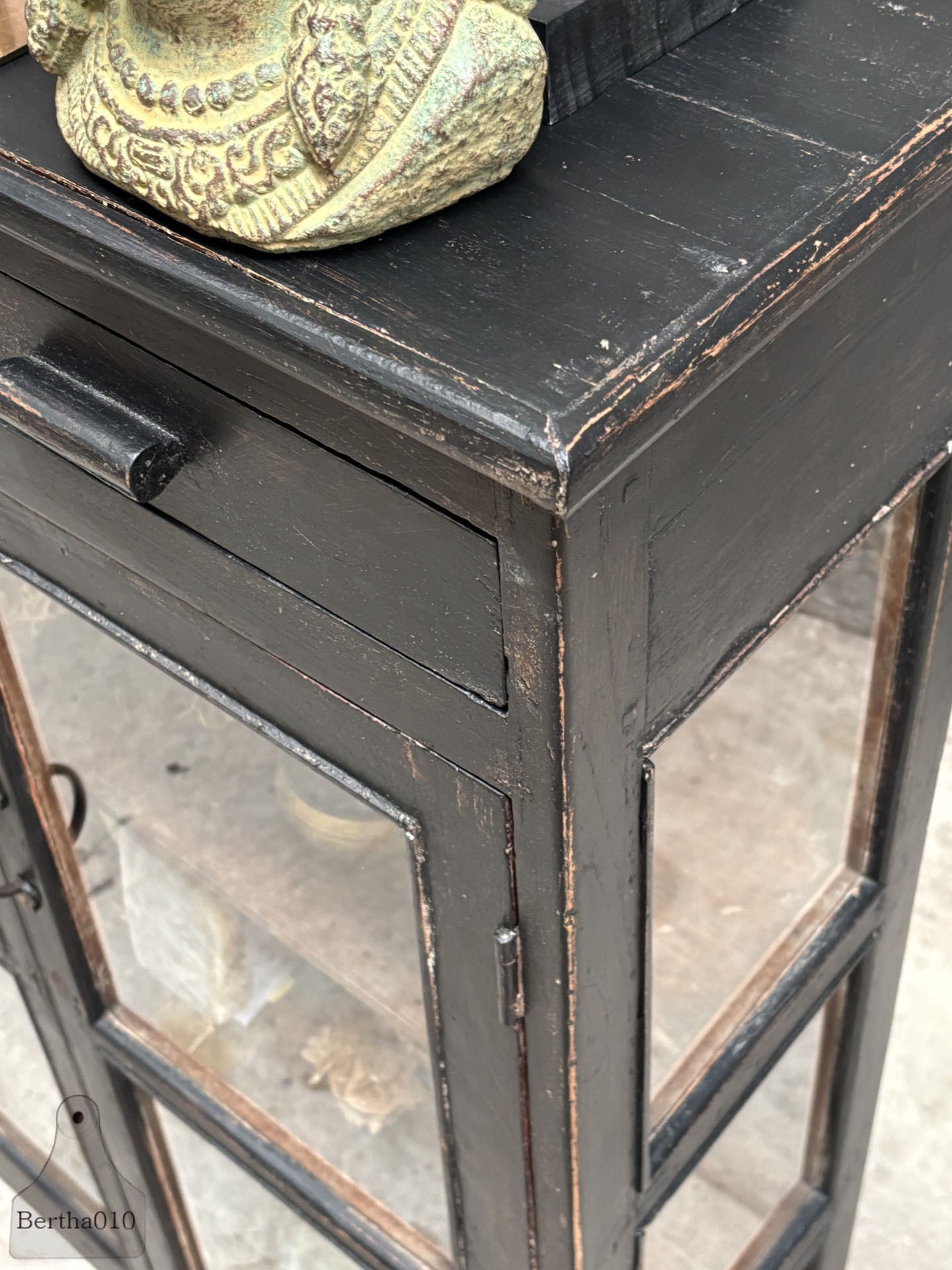 Smalle houten vitrinekast uit de jaren 1920-30  (147455)