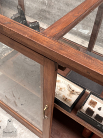 Antieke museumkast, alle zijde glas, toonbank, dressoir of ideaal keukeneiland 147860