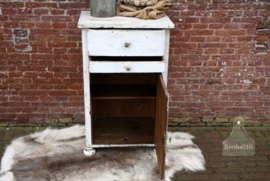 Antiek geleefd wit kastje (131502)..verkocht
