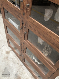 Antieke houten vitrinekast, 8 glazen deuren prachtige patina 147676 verkocht