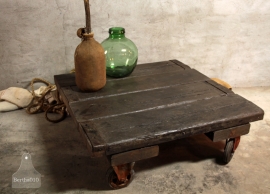 Op maat gemaakte salontafel van oude scheepsluiken (132192).verkocht