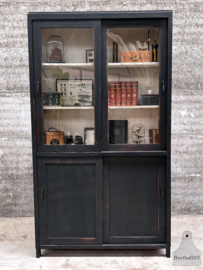 Historisch statement-piece, monumentale Bauhaus kast, hoog (249 cm) en slank (40 cm) 148039