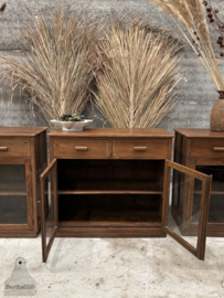 Drie vitrines toonbanken met oud gebobbeld glas en laden 147777