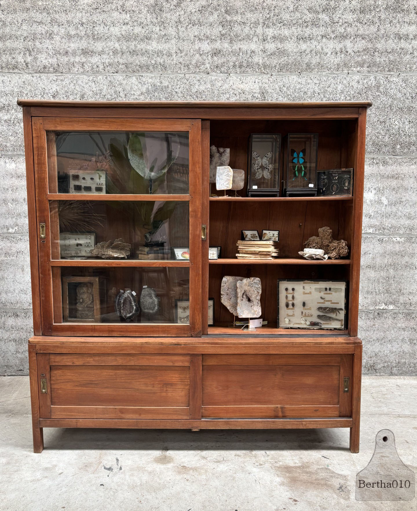 Functionele elegantie uit de jaren 20/30  eikenhouten schuifdeurkast  147610
