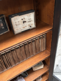 Smalle oude schoolkast 148067