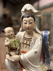 Prachtig groot beeld van Guanyin met kind 61 cm hoog 147974