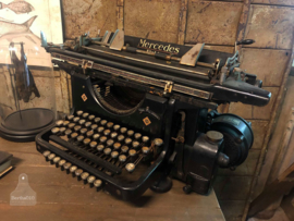 Oude typemachine Mercedes (138510)