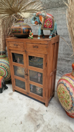 Smal, elegant Engels vitrinekastje met 2 lades en oud gebobbeld Glas 147407