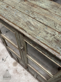 Charmante antieke vitrinekast met originele patina 147708