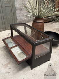 Antieke winkelvitrine met laden 148077