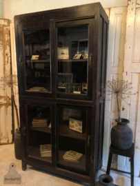 Engelse vitrinekast zwart hout (141876) verkocht