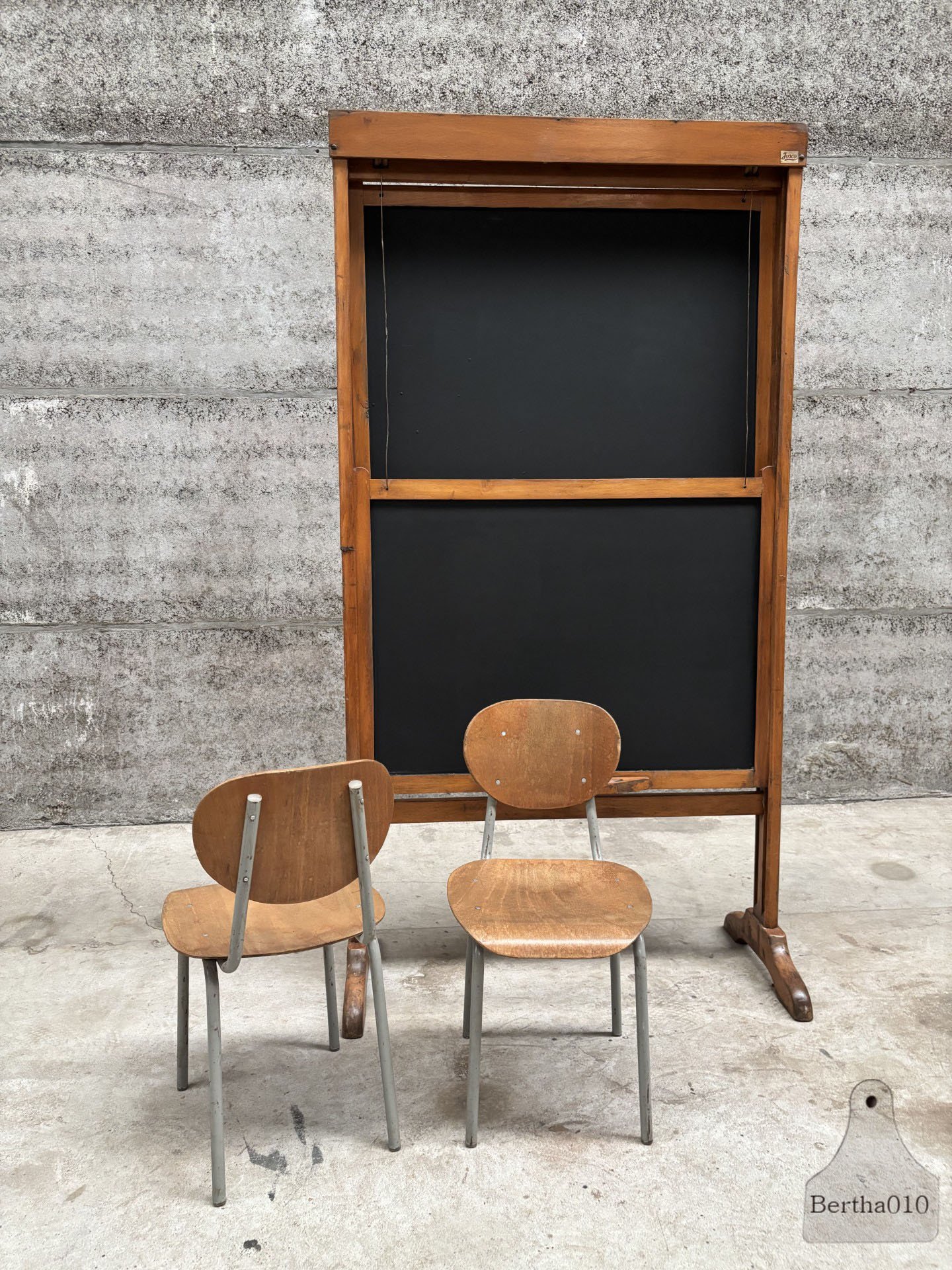 Oude schoolstoeltjes Bauhaus geïnspireerd design uit de jaren '50-'60 (147577 147578)