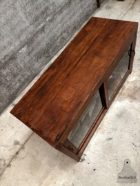 Charmante antieke vitrinedressoir met geschiedenis 147779