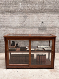Antieke museumkast, alle zijde glas, toonbank, dressoir of ideaal keukeneiland 147860