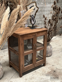 Charmante antieke vitrinekast met authentiek karakter 3 kanten glas 147829