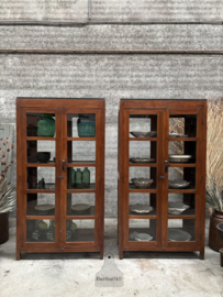 Oude vitrine schoolkasten voor en achterzijde deuren 148184