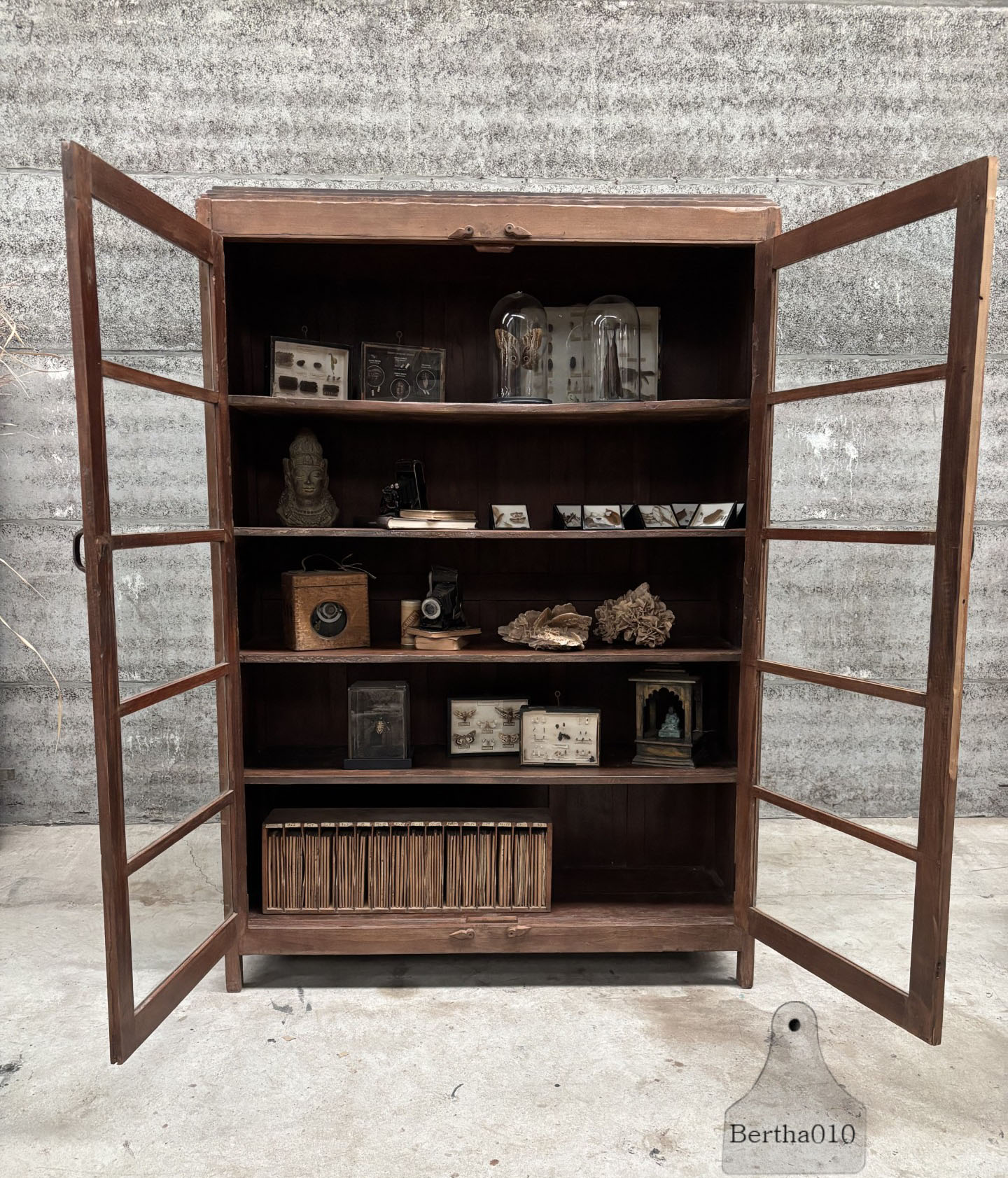Oude hoge vitrine functionalisme met een vleugje Art Deco 147403