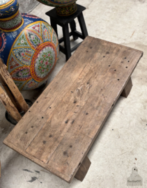 Oude robuuste salontafel  147499